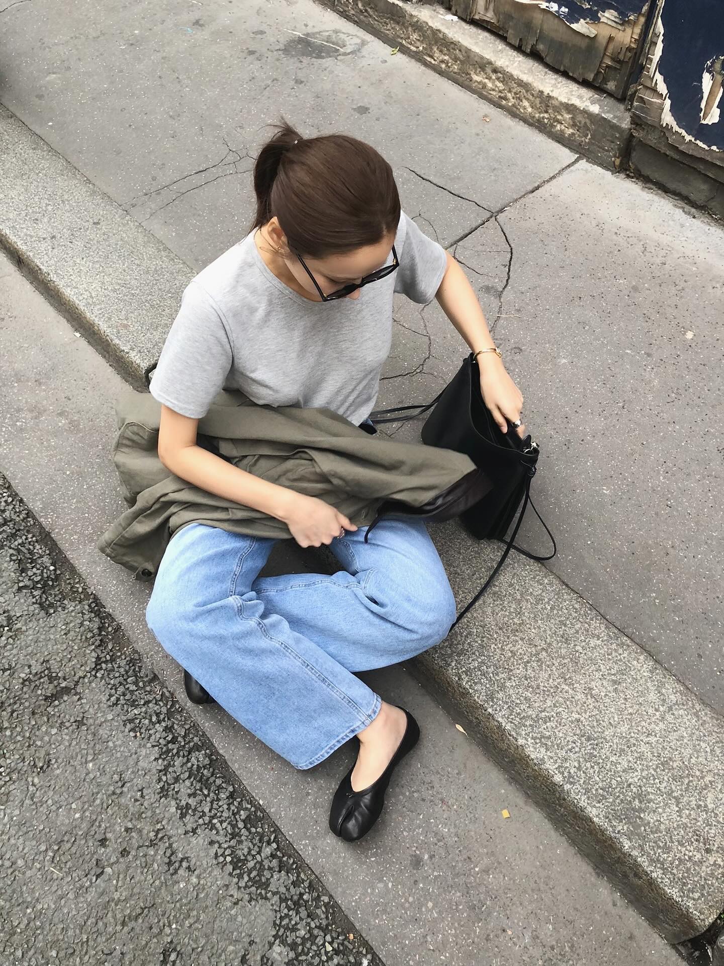 Mặc quần jeans đi gi&agrave;y bệt l&agrave; hợp nhất, đặc biệt 4 kiểu trẻ trung v&agrave; sang xịn mịn n&agrave;y- Ảnh 2.