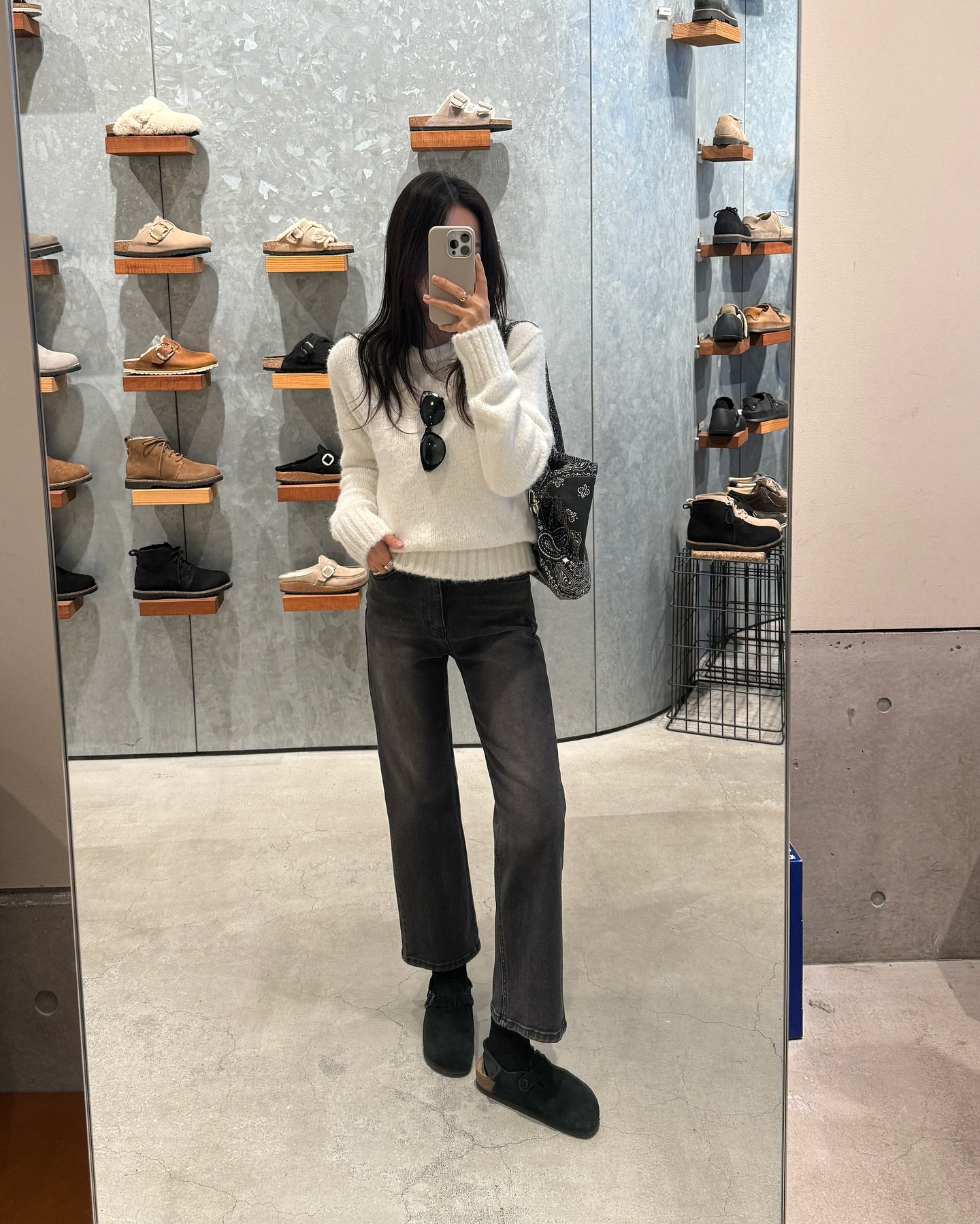 Phụ nữ tr&ecirc;n 40 tuổi đừng chọn bừa khi sắm quần jeans: 4 kiểu n&agrave;y mới l&agrave; đ&uacute;ng nhất!- Ảnh 1.