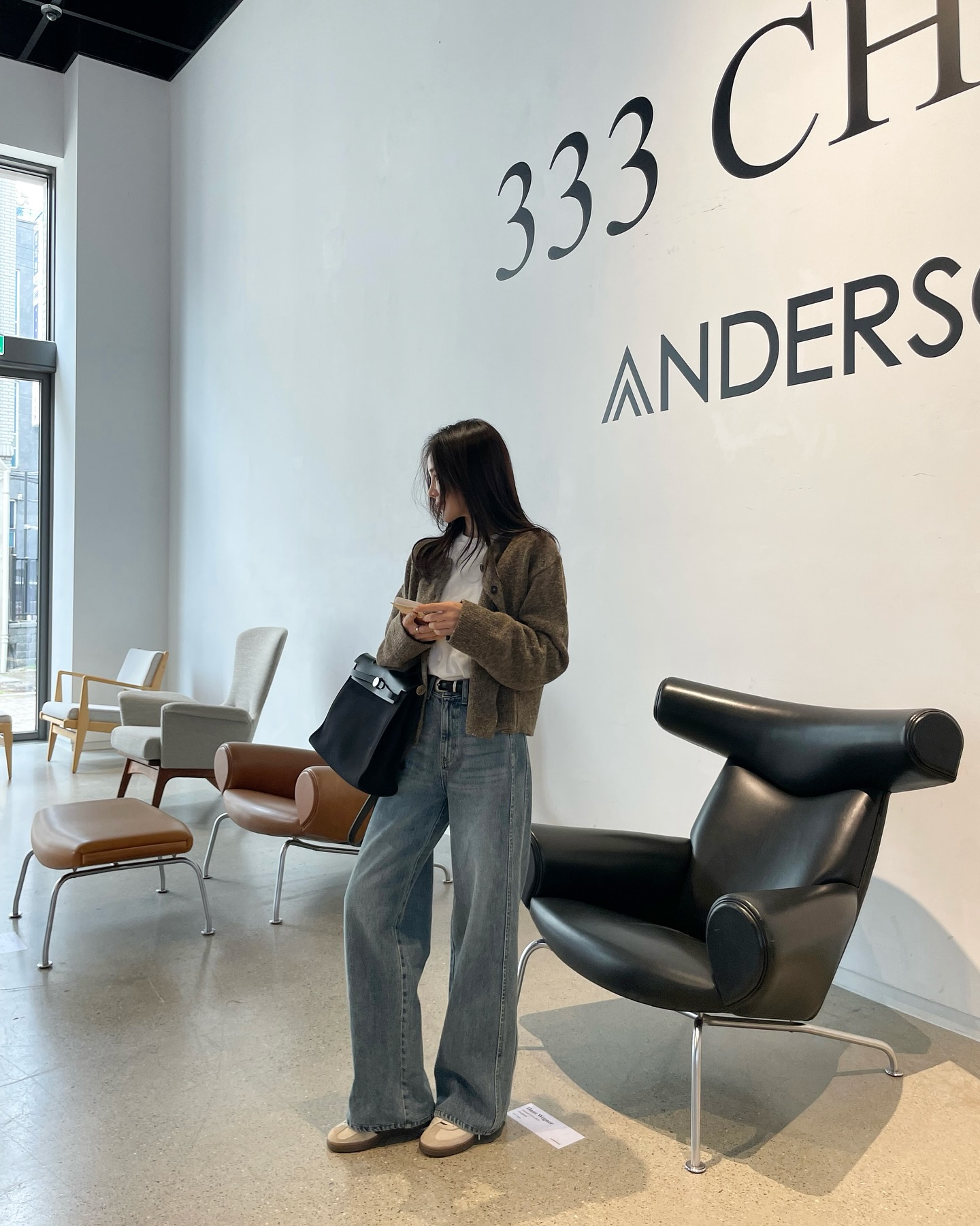 Phụ nữ tr&ecirc;n 40 tuổi đừng chọn bừa khi sắm quần jeans: 4 kiểu n&agrave;y mới l&agrave; đ&uacute;ng nhất!- Ảnh 4.