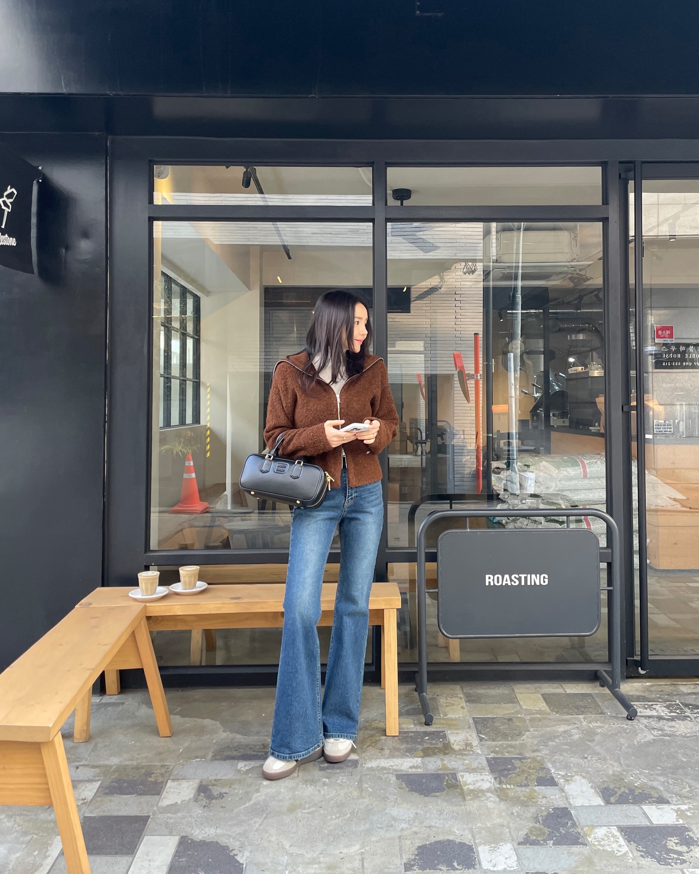 Phụ nữ tr&ecirc;n 40 tuổi đừng chọn bừa khi sắm quần jeans: 4 kiểu n&agrave;y mới l&agrave; đ&uacute;ng nhất!- Ảnh 3.