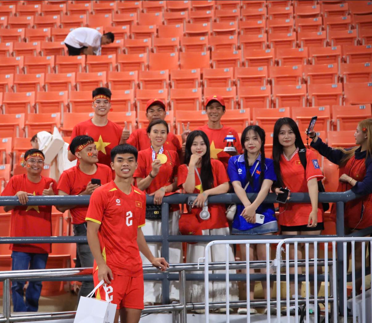 X&uacute;c động c&acirc;u chuyện mẹ ở trọ 3 năm, rửa b&aacute;t, l&agrave;m thu&ecirc; nu&ocirc;i giấc mơ cầu thủ của em &uacute;t U23 Việt Nam- Ảnh 5.