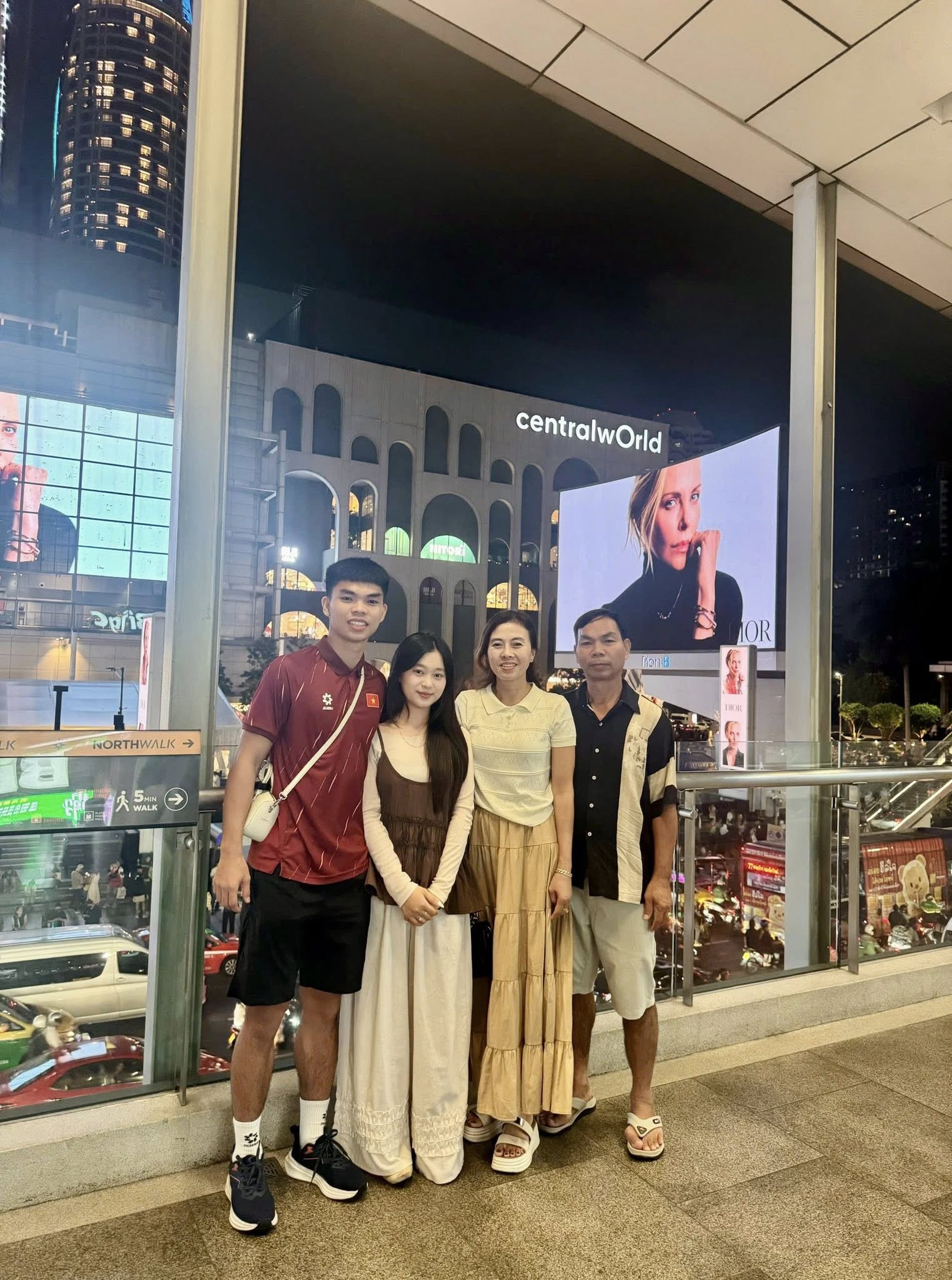 X&uacute;c động c&acirc;u chuyện mẹ ở trọ 3 năm, rửa b&aacute;t, l&agrave;m thu&ecirc; nu&ocirc;i giấc mơ cầu thủ của em &uacute;t U23 Việt Nam- Ảnh 8.