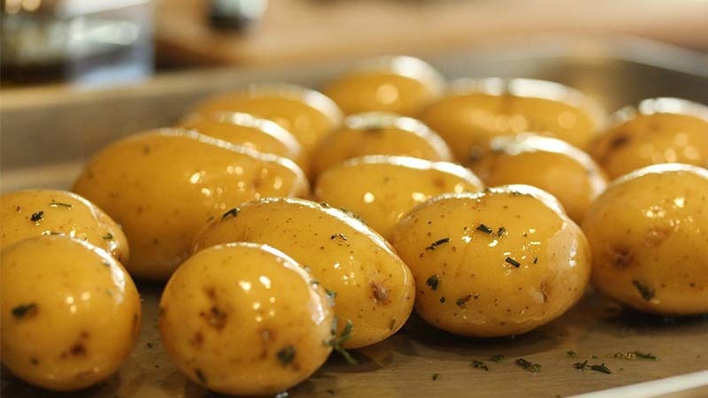 Đến ạ người n&agrave;o cho 5 thứ n&agrave;y v&agrave;o l&ograve; vi s&oacute;ng, kh&aacute;c n&agrave;o "đ&agrave;o hố ch&ocirc;n m&igrave;nh" - Ảnh 2.