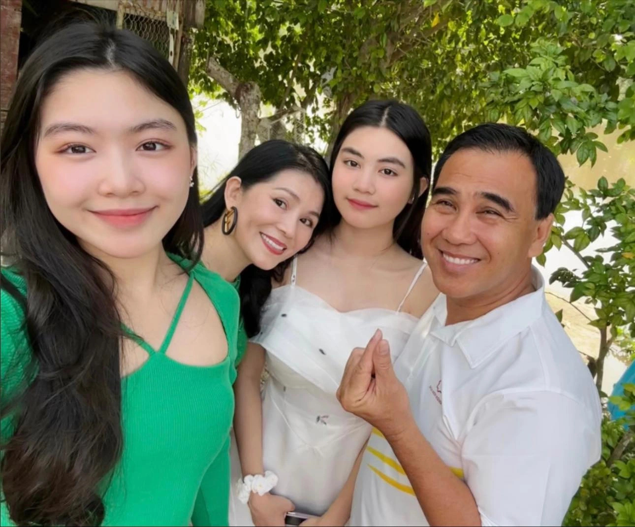 MC Quyền Linh n&oacute;i về 2 con g&aacute;i: Bụt ch&ugrave;a nh&agrave; kh&ocirc;ng thi&ecirc;ng, v&igrave; sao thế?- Ảnh 1.