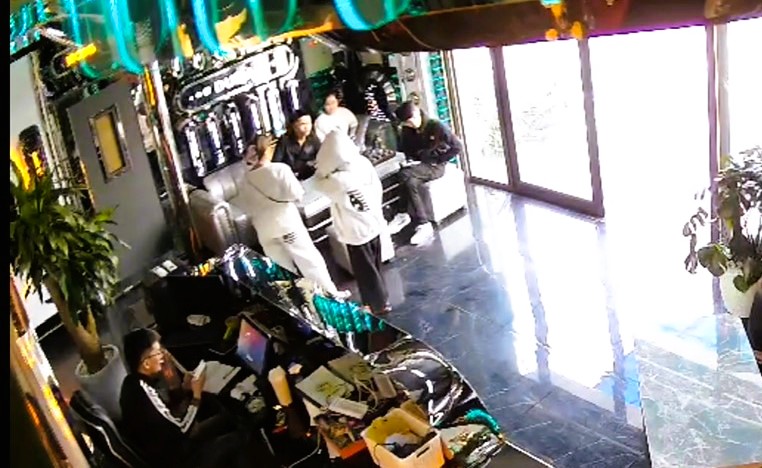 Mua b&aacute;n, &eacute;p 2 thiếu nữ l&agrave;m nh&acirc;n vi&ecirc;n qu&aacute;n karaoke- Ảnh 2.