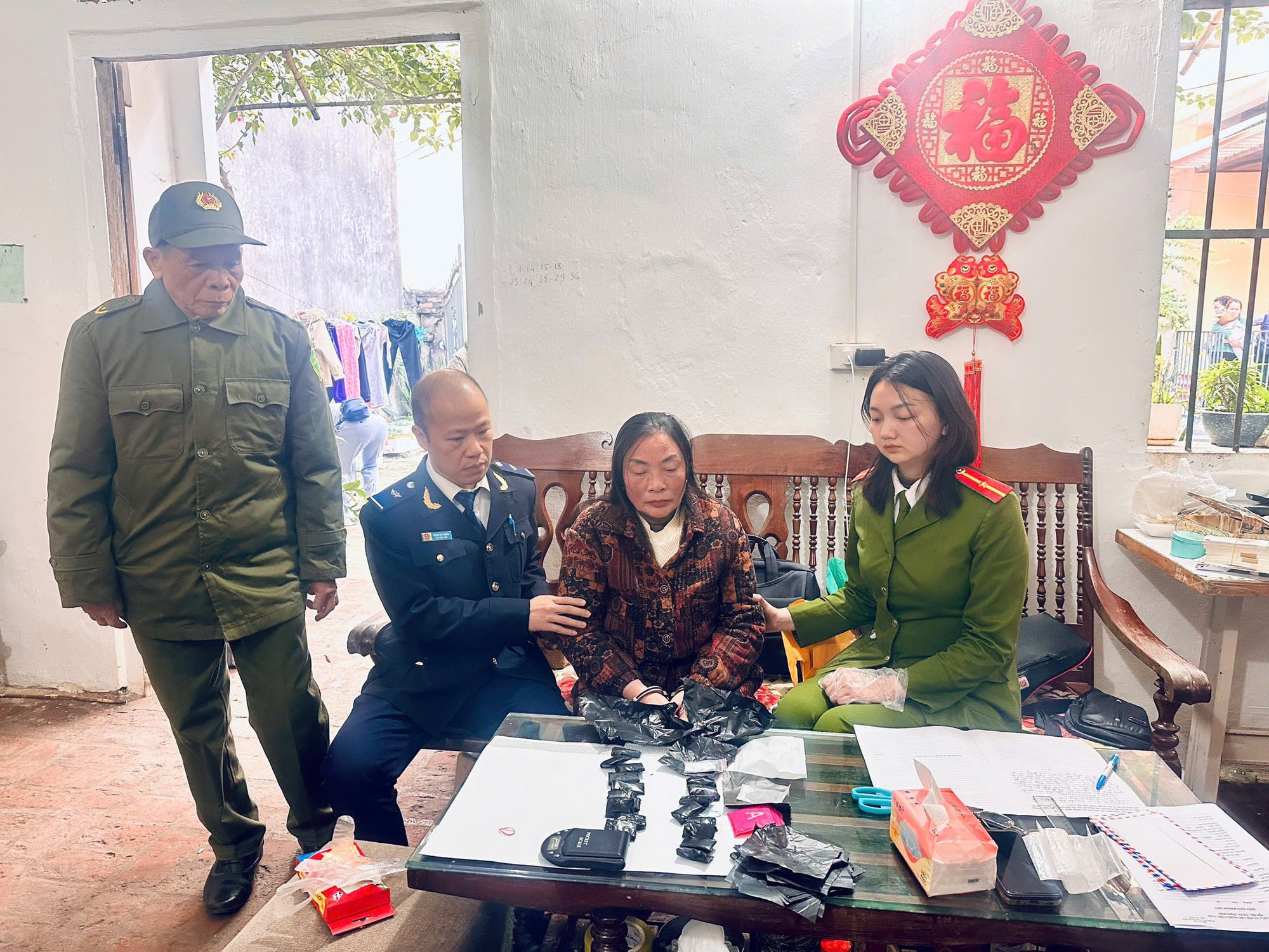 Bất ngờ kh&aacute;m ph&aacute; &ldquo;khu vườn b&iacute; mật&rdquo; của 3 anh em họ Ho&agrave;ng, thu giữ 7.838 c&acirc;y rau lạ- Ảnh 1.