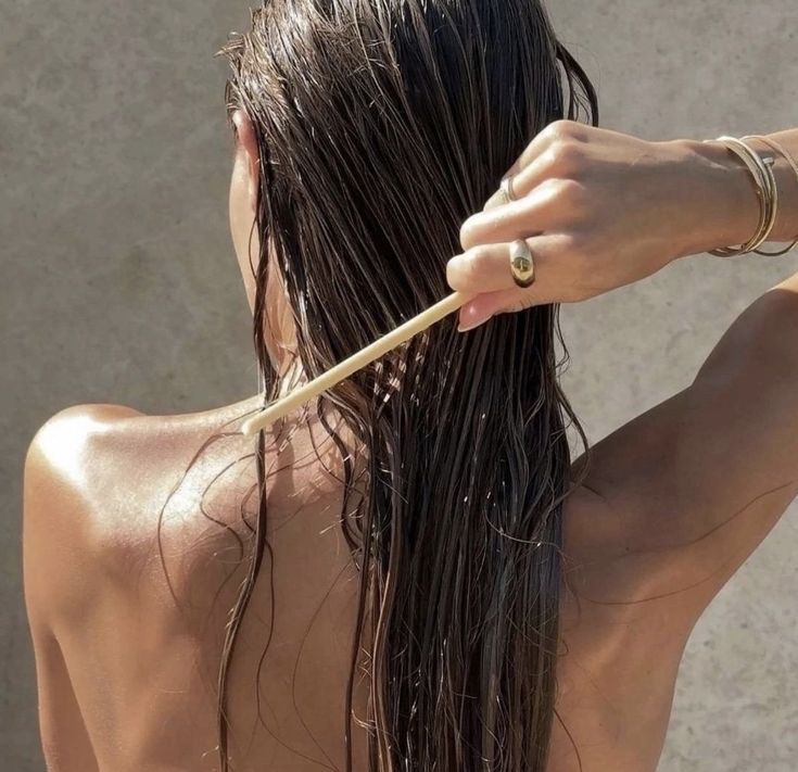 T&oacute;c rụng giảm r&otilde; khi xả bằng 1 loại đồ uống cực quen, tủ lạnh nhiều nh&agrave; c&oacute; sẵn- Ảnh 3.