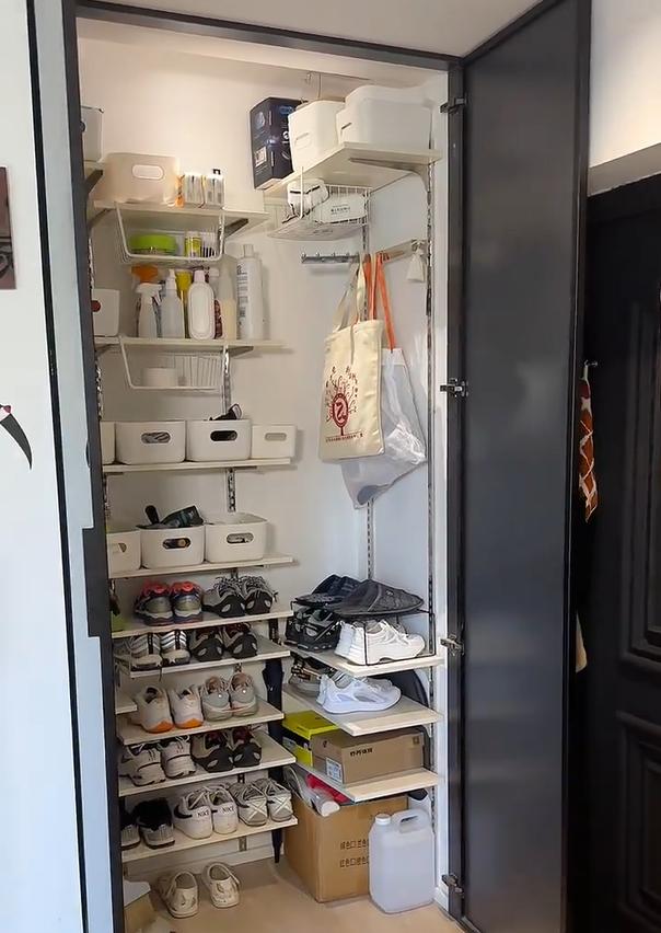 Vợ t&ocirc;i tự tay thiết kế to&agrave;n bộ hệ tủ trong nh&agrave; v&agrave; t&ocirc;i phải thừa nhận: Hiệu quả hơn nhiều nh&agrave; thiết kế- Ảnh 6.