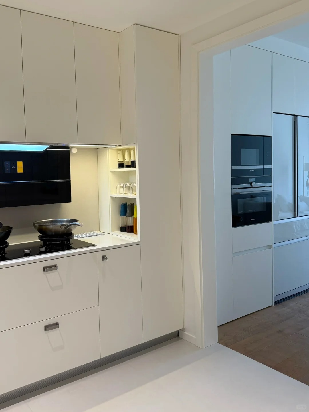 Vợ t&ocirc;i tự tay thiết kế to&agrave;n bộ hệ tủ trong nh&agrave; v&agrave; t&ocirc;i phải thừa nhận: Hiệu quả hơn nhiều nh&agrave; thiết kế- Ảnh 1.