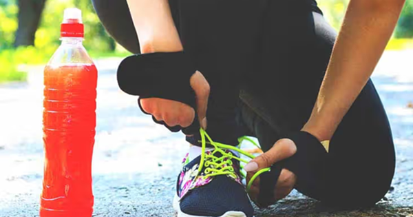 C&oacute; n&ecirc;n uống nước tăng lực trước hoặc trong l&uacute;c tập luyện?