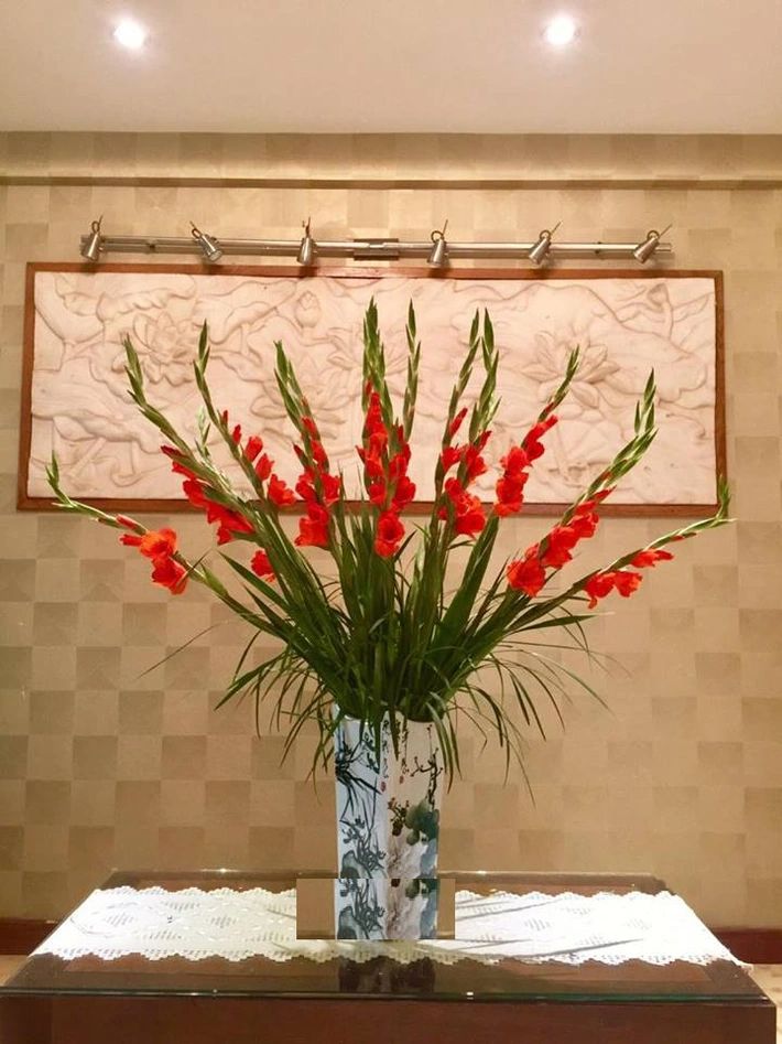 Mồng 1 th&aacute;ng Chạp: 5 loại hoa d&acirc;ng b&agrave;n thờ đ&uacute;ng lễ nghi, chuẩn phong thuỷ, bề tr&ecirc;n ưng &yacute;- Ảnh 2.