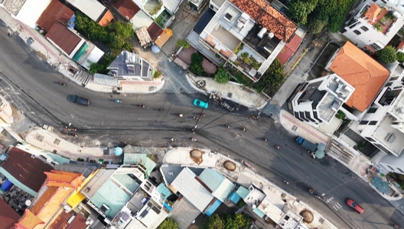 Cận cảnh con đường hơn 1.000 tỉ tại TP.HCM trước ng&agrave;y c&aacute;n đ&iacute;ch, người d&acirc;n mong chờ ho&agrave;n thiện điểm cuối c&ugrave;ng- Ảnh 1.