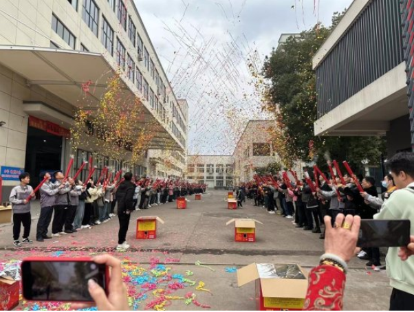 1 c&ocirc;ng ty duyệt nghỉ Tết 35 ng&agrave;y, thưởng 18 triệu đồng/người: "Mất v&agrave;i đơn h&agrave;ng v&igrave; nghỉ l&acirc;u, nhưng rất đ&aacute;ng"- Ảnh 1.