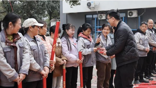 1 c&ocirc;ng ty duyệt nghỉ Tết 35 ng&agrave;y, thưởng 18 triệu đồng/người: "Mất v&agrave;i đơn h&agrave;ng v&igrave; nghỉ l&acirc;u, nhưng rất đ&aacute;ng"- Ảnh 2.