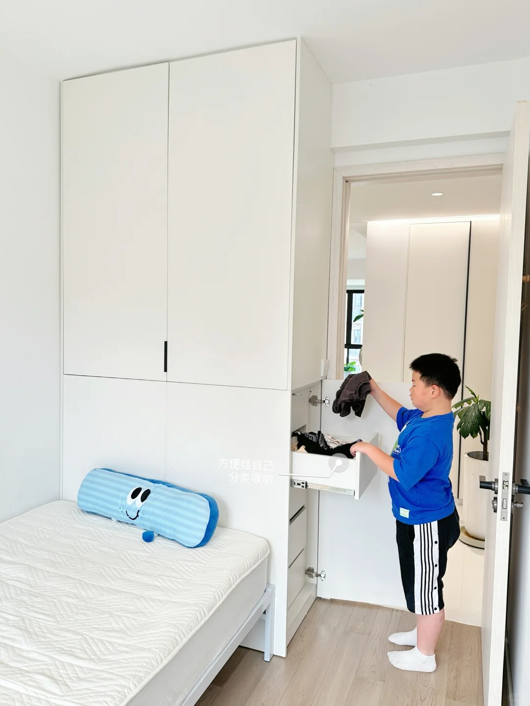 Vợ t&ocirc;i tự tay thiết kế to&agrave;n bộ hệ tủ trong nh&agrave; v&agrave; t&ocirc;i phải thừa nhận: Hiệu quả hơn nhiều nh&agrave; thiết kế- Ảnh 3.