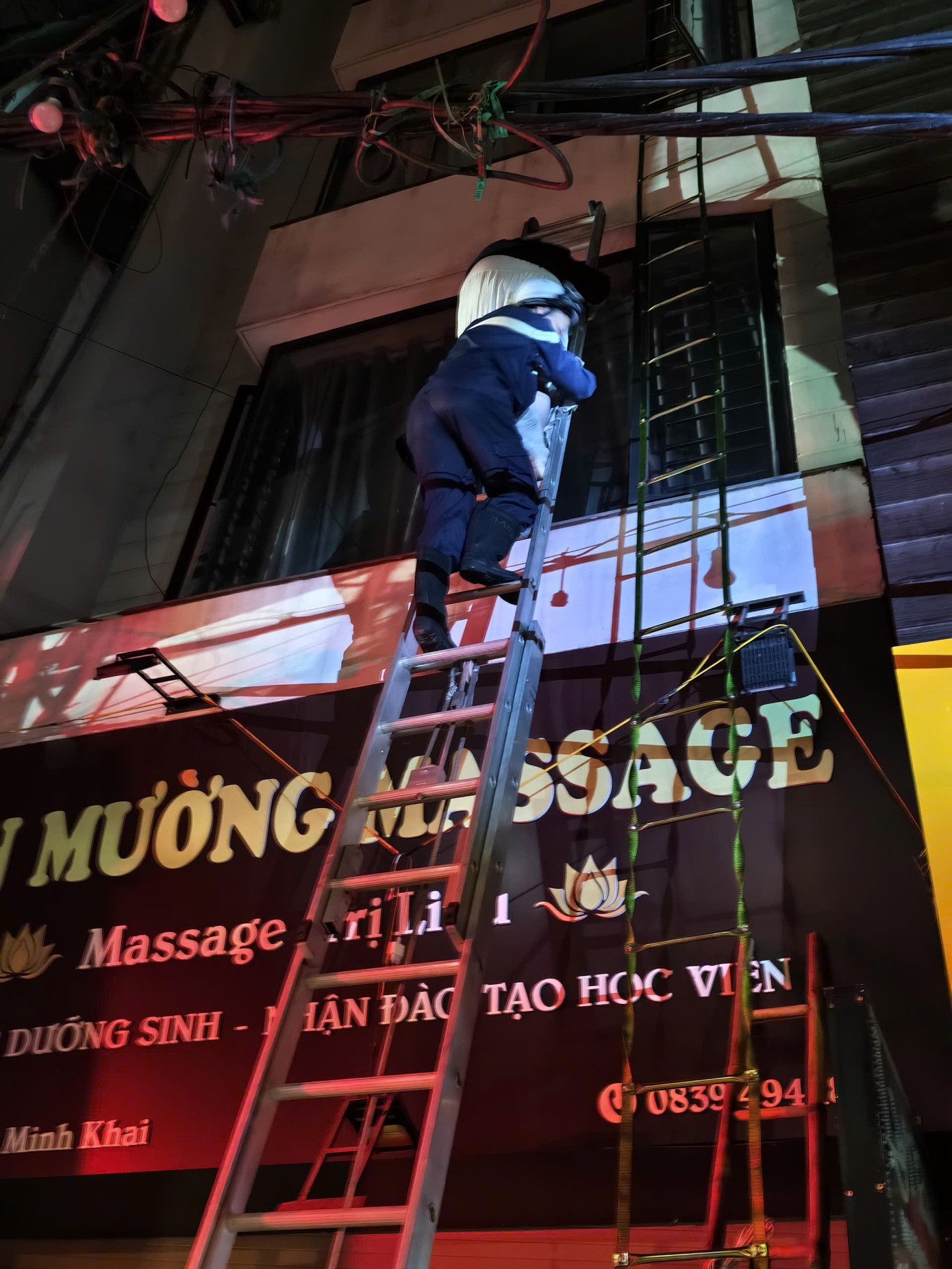 Giải cứu người mắc kẹt trong vụ ch&aacute;y qu&aacute;n massage- Ảnh 1.