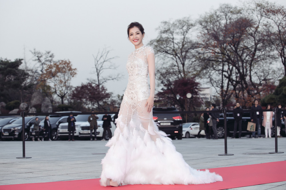 Đỉnh nhất trend 2016: Chi Pu ch&iacute;nh l&agrave; huyền thoại, được b&aacute;o H&agrave;n khen tận m&acirc;y xanh, lộng lẫy hơn minh tinh H&agrave;n Quốc- Ảnh 1.