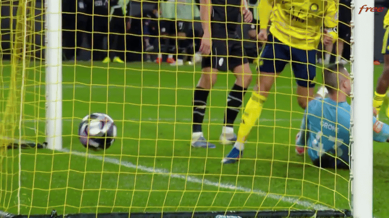 Một h&agrave;nh động g&acirc;y phẫn nộ của Ronaldo- Ảnh 1.