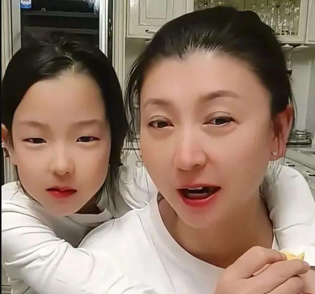 Nữ diễn vi&ecirc;n vừa bị tố lừa đảo lại khiến d&acirc;n mạng tranh c&atilde;i v&igrave; chuyện dạy con: Văn minh hay v&igrave; gi&agrave;u n&ecirc;n mới được như thế?- Ảnh 1.