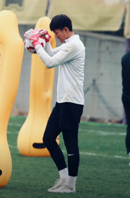 Thủ m&ocirc;n U23 Trung Quốc hot đi&ecirc;n trước trận gặp Việt Nam, được v&iacute; như &ldquo;Vạn L&yacute; Trường Th&agrave;nh di động&rdquo; l&agrave; ai?- Ảnh 16.