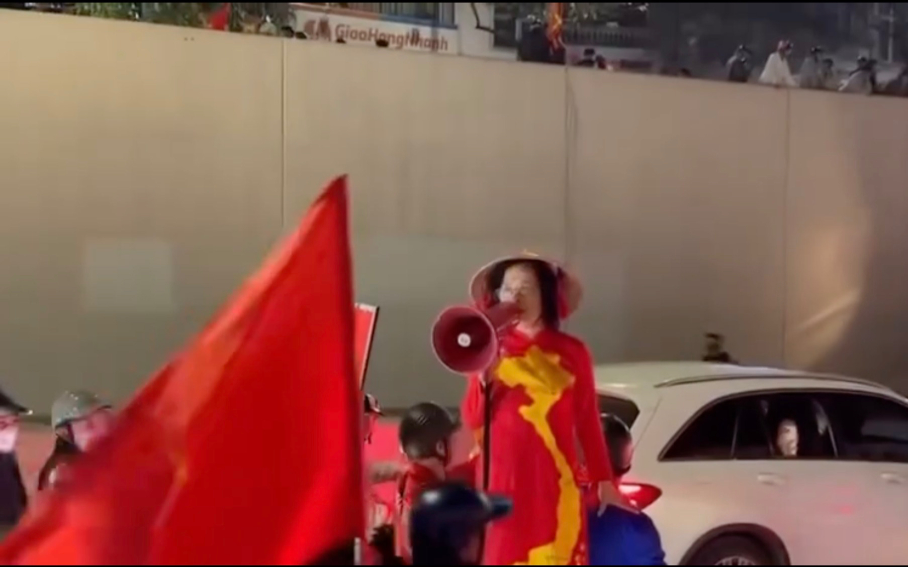 C&ocirc;ng an v&agrave;o cuộc vụ người phụ nữ h&ocirc; h&agrave;o đ&aacute;m đ&ocirc;ng đua xe sau trận thắng của đội tuyển U23- Ảnh 1.