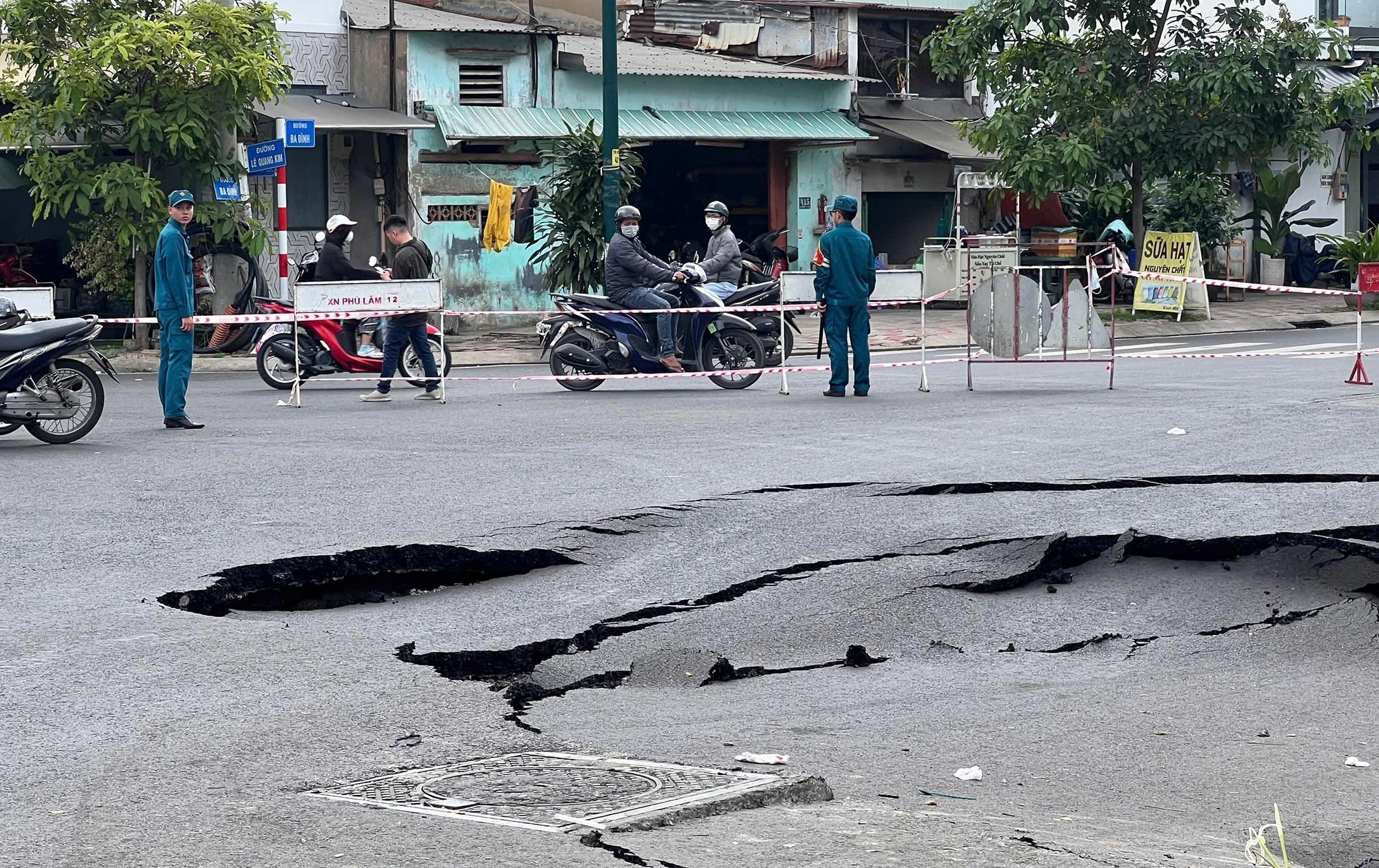 TP HCM: H&igrave;nh ảnh đ&aacute;ng sợ khi k&ecirc;nh T&agrave;u Hủ "nuốt" mặt đường- Ảnh 2.