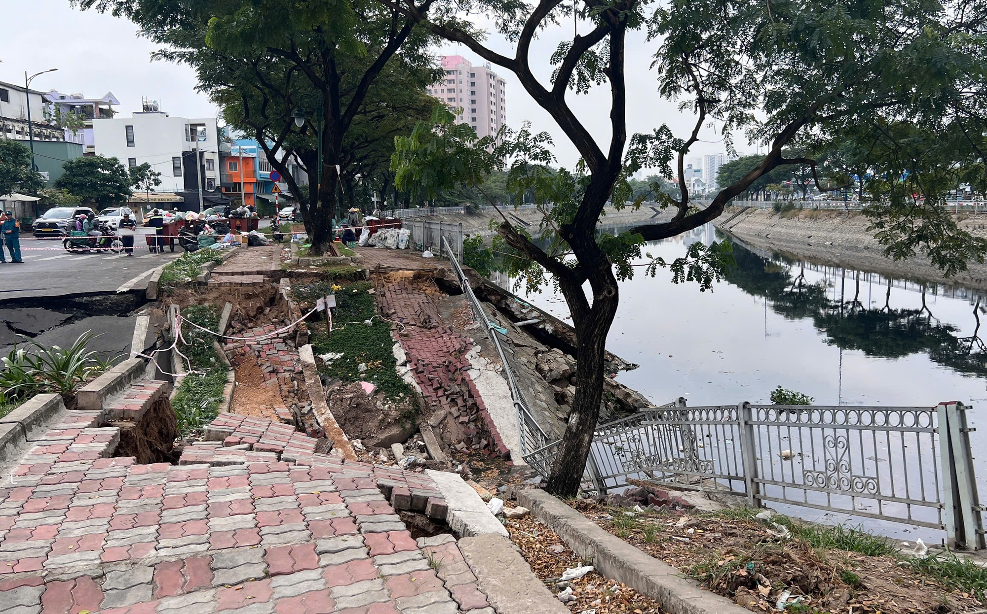 TP HCM: H&igrave;nh ảnh đ&aacute;ng sợ khi k&ecirc;nh T&agrave;u Hủ "nuốt" mặt đường- Ảnh 1.