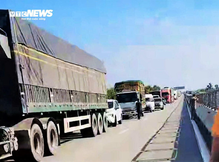 Ch&aacute;y xe tải tr&ecirc;n cao tốc Cam L&acirc;m &ndash; Vĩnh Hảo, giao th&ocirc;ng &ugrave;n tắc- Ảnh 2.