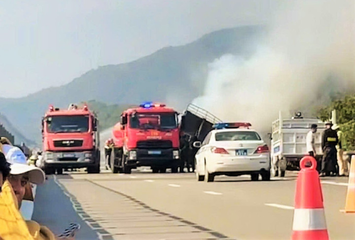 Ch&aacute;y xe tải tr&ecirc;n cao tốc Cam L&acirc;m &ndash; Vĩnh Hảo, giao th&ocirc;ng &ugrave;n tắc- Ảnh 1.