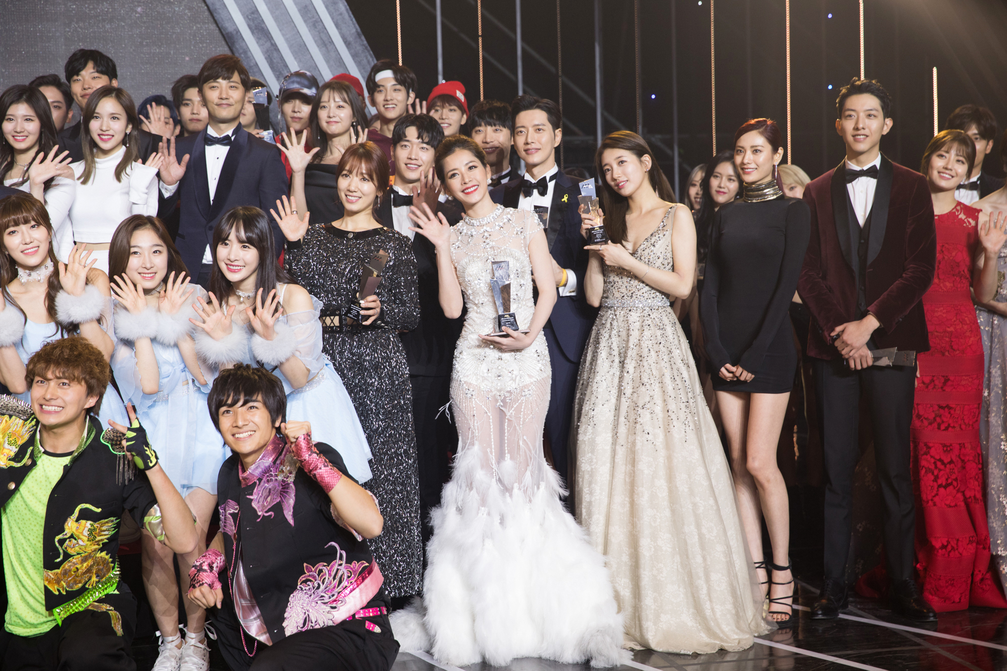 Đỉnh nhất trend 2016: Chi Pu ch&iacute;nh l&agrave; huyền thoại, được b&aacute;o H&agrave;n khen tận m&acirc;y xanh, lộng lẫy hơn minh tinh H&agrave;n Quốc- Ảnh 7.