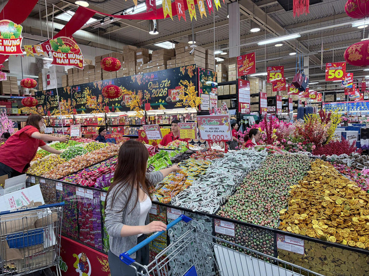 Người d&ugrave;ng đổi hướng mua sắm online, c&aacute;c nh&agrave; b&aacute;n lẻ vẫn đua nhau mở si&ecirc;u thị- Ảnh 1.