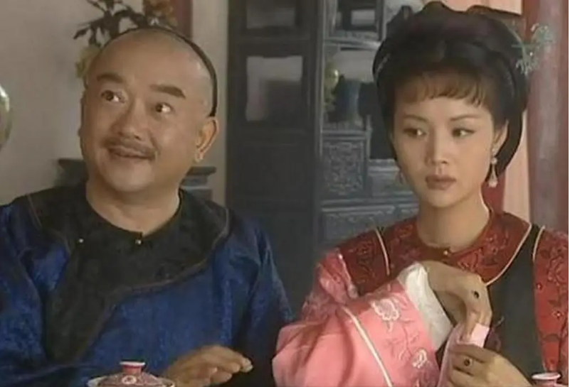 Lạ đời như H&ograve;a Th&acirc;n: Chỉ th&iacute;ch phụ nữ đ&atilde; qua một đời chồng, d&aacute;m gi&agrave;nh cả mỹ nh&acirc;n b&ecirc;n cạnh C&agrave;n Long- Ảnh 2.