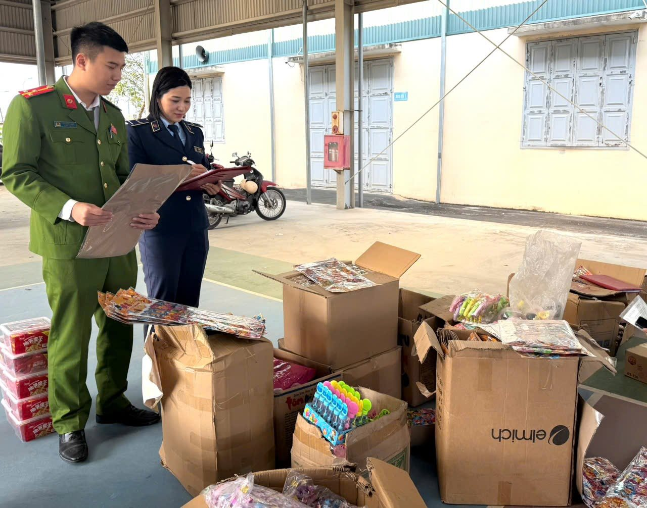 Ph&aacute;t hiện 3.000 sản phẩm socola, nho kh&ocirc;, kẹo&hellip; c&oacute; vấn đề, người d&acirc;n đặc biệt ch&uacute; &yacute;- Ảnh 1.