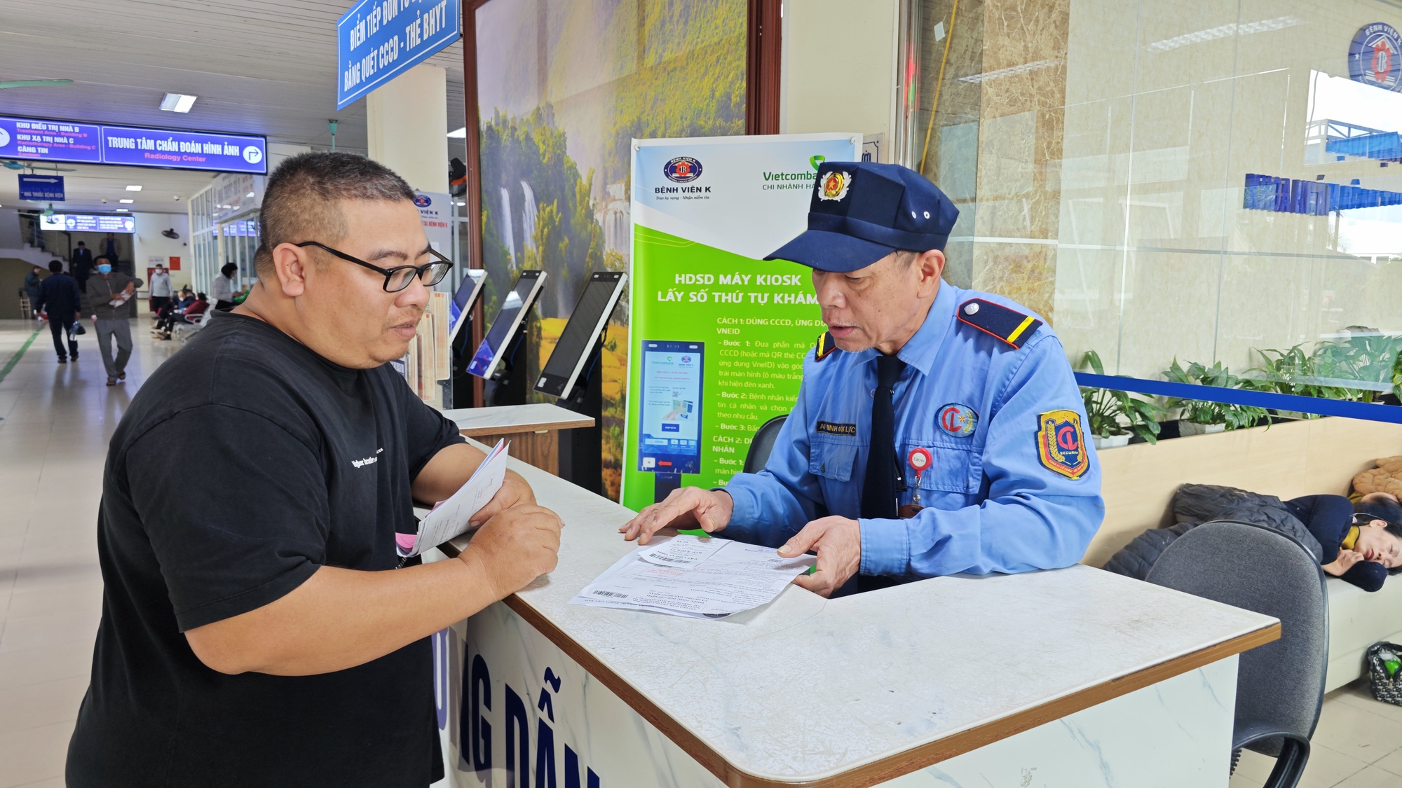 Gặp b&aacute;c bảo vệ nổi đ&igrave;nh đ&aacute;m sau clip hướng dẫn kh&aacute;m bệnh: 8 năm &acirc;m thầm của "người quản gia" đặc biệt nơi Bệnh viện K- Ảnh 1.