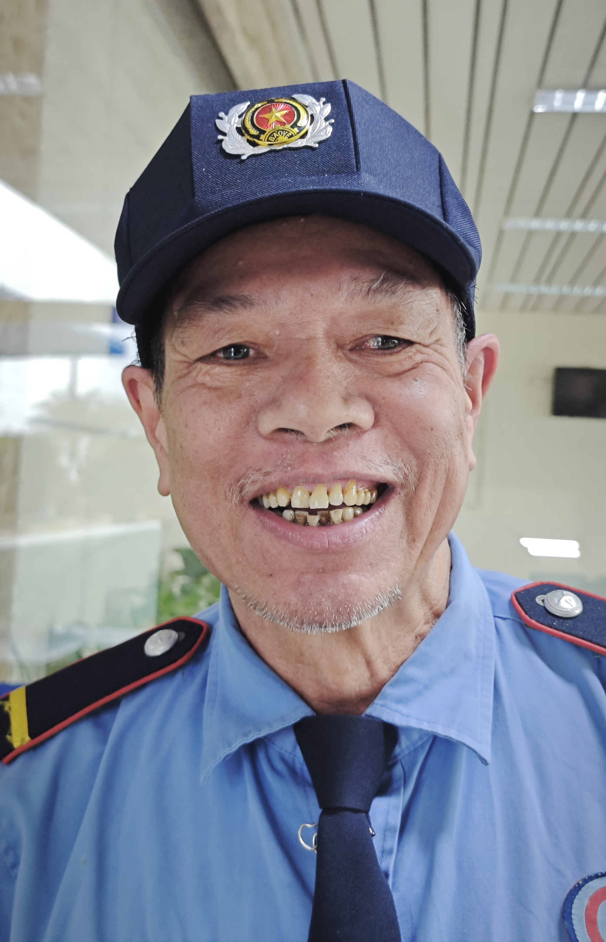 Gặp b&aacute;c bảo vệ nổi đ&igrave;nh đ&aacute;m sau clip hướng dẫn kh&aacute;m bệnh: 8 năm &acirc;m thầm của "người quản gia" đặc biệt nơi Bệnh viện K- Ảnh 2.