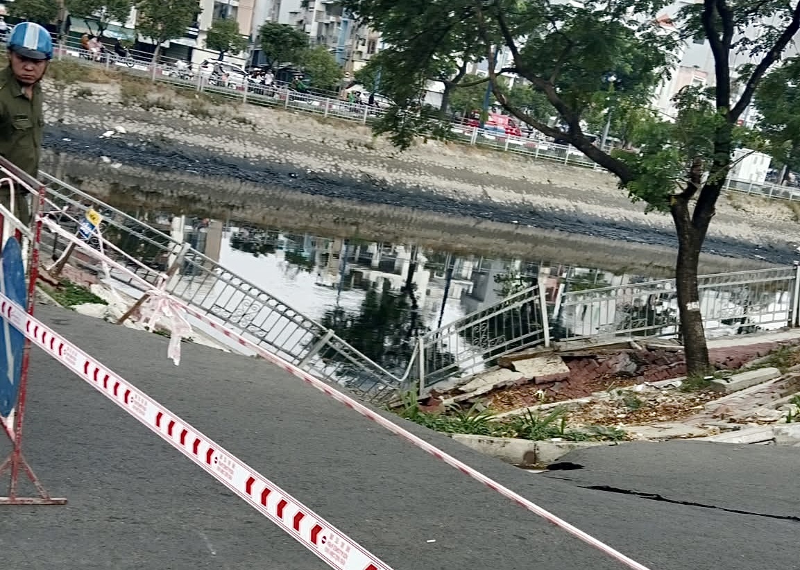 TP HCM: H&igrave;nh ảnh đ&aacute;ng sợ khi k&ecirc;nh T&agrave;u Hủ "nuốt" mặt đường- Ảnh 5.