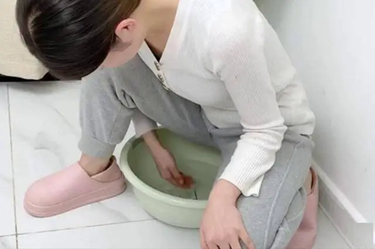 Ung thư &acirc;m đạo ph&aacute;t hiện muộn, c&ocirc; g&aacute;i hối hận v&igrave; kh&ocirc;ng nghe mẹ: L&agrave;m việc n&agrave;y mỗi ng&agrave;y 