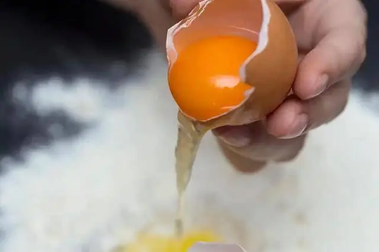 Người phụ nữ 65 tuổi tử vong sau khi ăn 1 quả trứng, nguy&ecirc;n nh&acirc;n g&acirc;y bất ngờ- Ảnh 2.