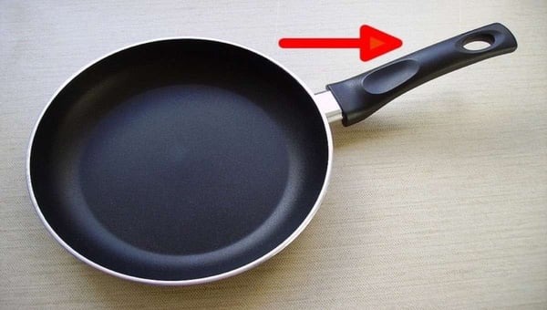 90% người d&ugrave;ng kh&ocirc;ng biết c&ocirc;ng dụng của chiếc lỗ nhỏ tr&ecirc;n chảo bếp- Ảnh 1.