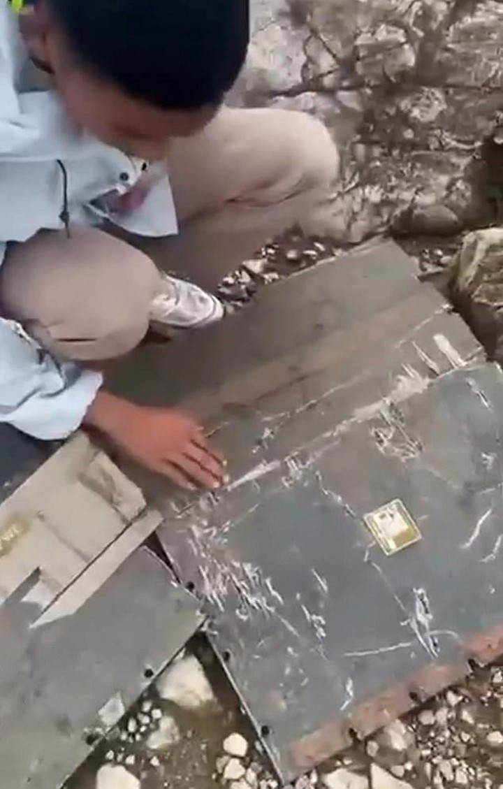 T&igrave;m thấy mảnh vỡ m&aacute;y bay ATR 42-500 chở 11 người mất t&iacute;ch tại Indonesia- Ảnh 3.