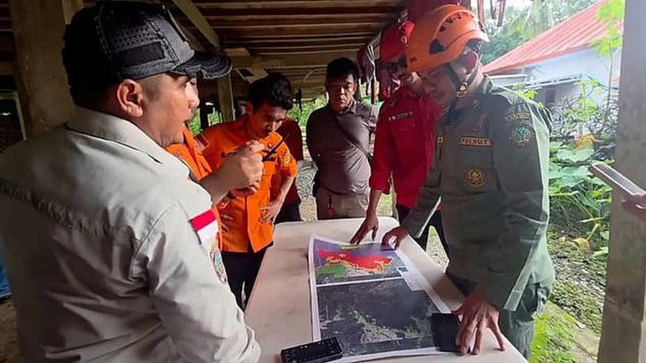 Indonesia nỗ lực t&igrave;m kiếm 11 người tr&ecirc;n m&aacute;y bay mất t&iacute;ch- Ảnh 3.