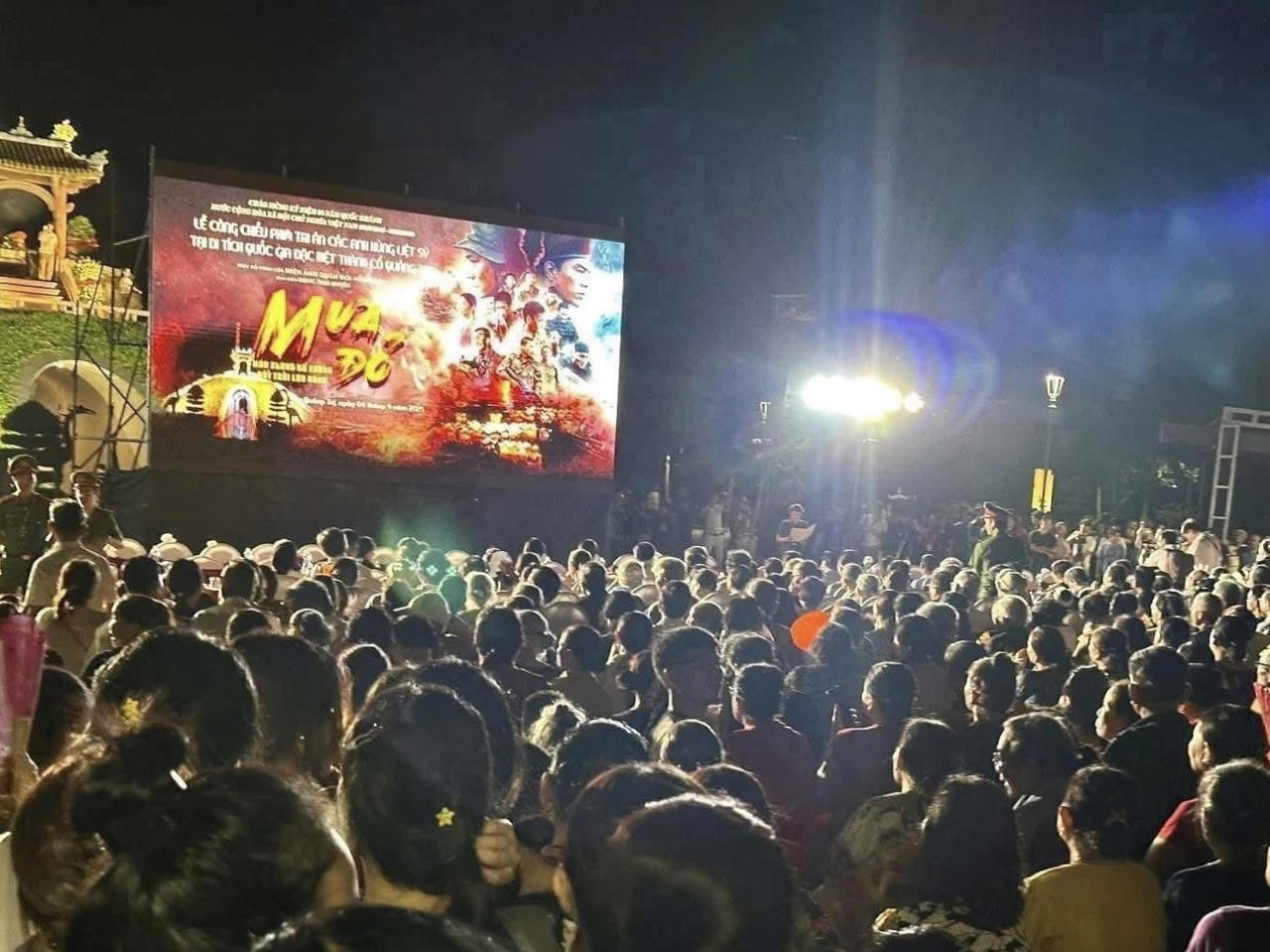 Mưa Đỏ nhận qu&aacute; nhiều giải thưởng, c&oacute; b&igrave;nh thường?- Ảnh 3.