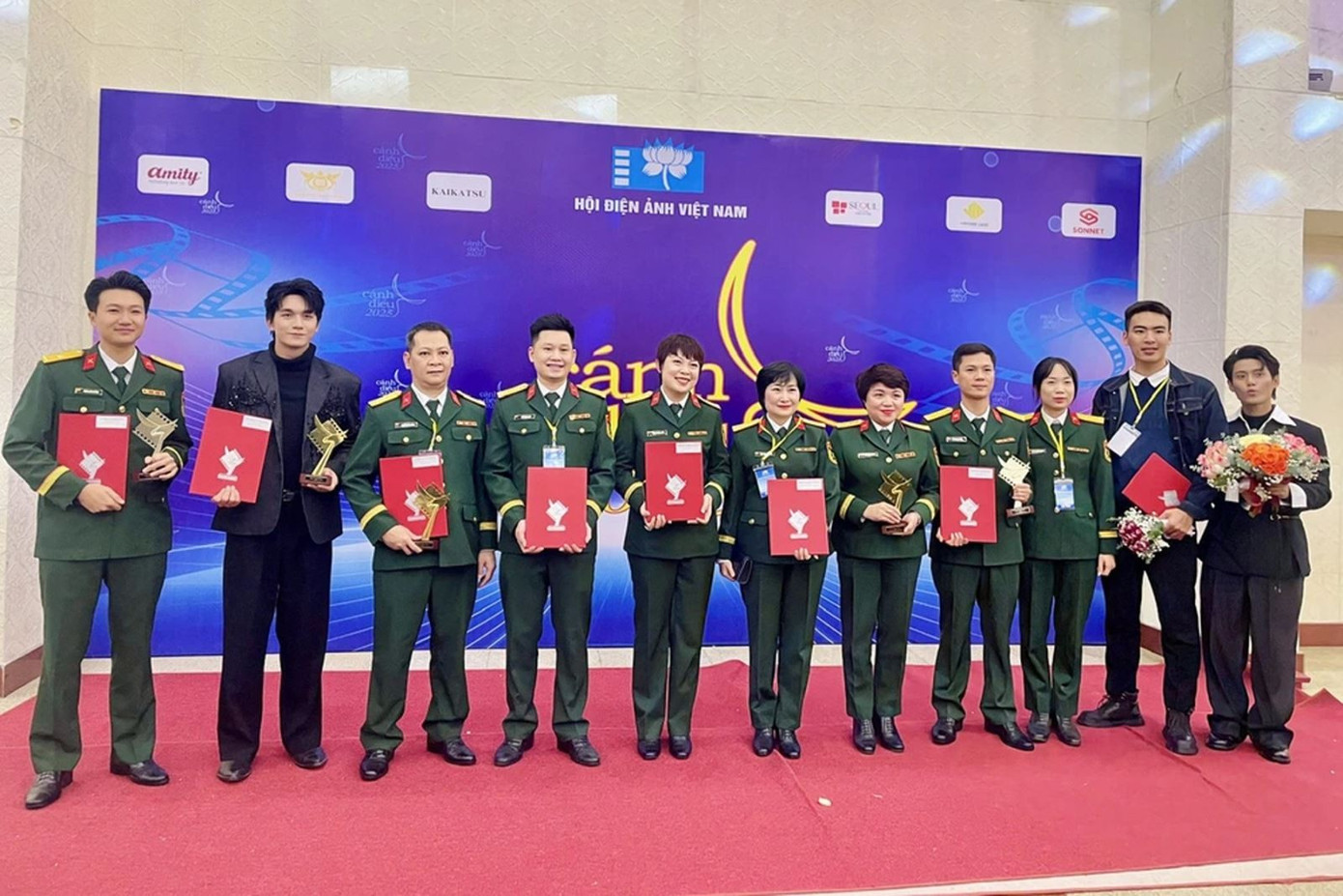 Mưa Đỏ nhận qu&aacute; nhiều giải thưởng, c&oacute; b&igrave;nh thường?- Ảnh 1.