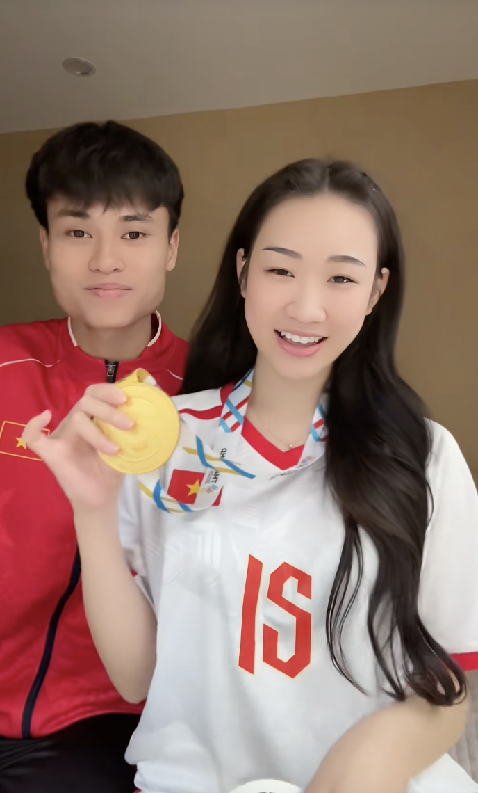 Lộ tin nhắn đầu ti&ecirc;n 