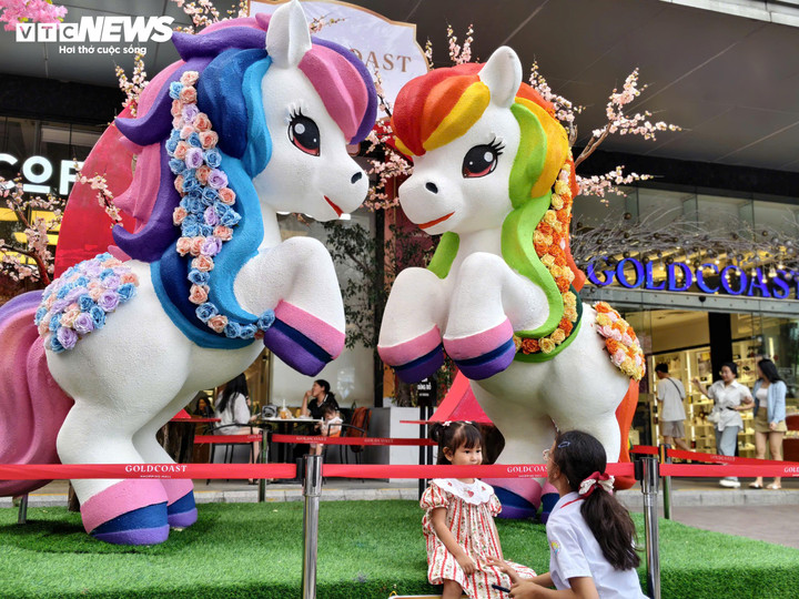 Cận cảnh cặp linh vật ngựa hồng g&acirc;y sốt ở Nha Trang- Ảnh 6.