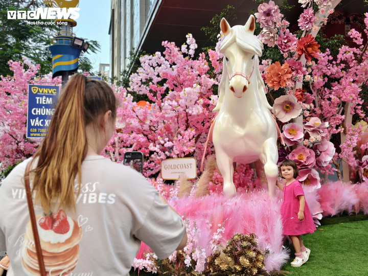 Cận cảnh cặp linh vật ngựa hồng g&acirc;y sốt ở Nha Trang- Ảnh 3.