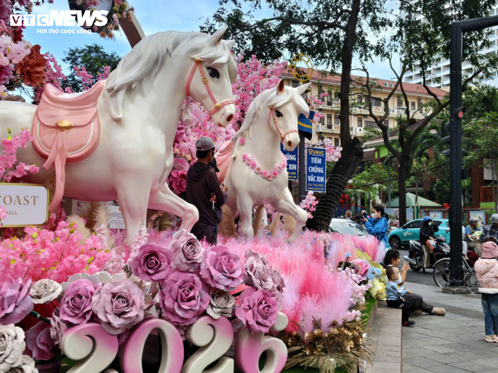 Cận cảnh cặp linh vật ngựa hồng g&acirc;y sốt ở Nha Trang- Ảnh 1.