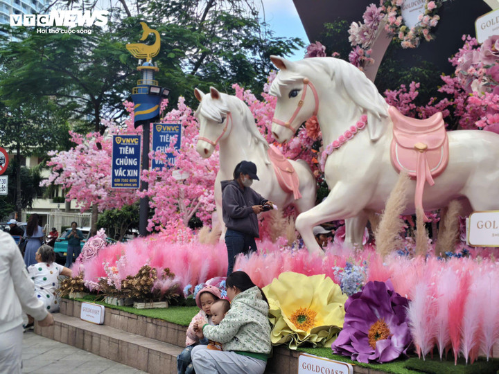 Cận cảnh cặp linh vật ngựa hồng g&acirc;y sốt ở Nha Trang- Ảnh 2.