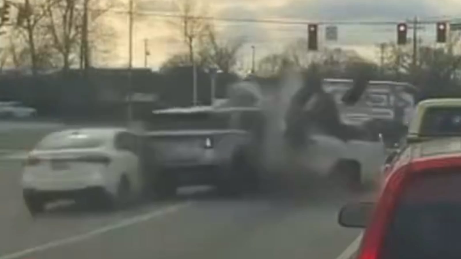 Đạp nhầm ch&acirc;n ga, nữ t&agrave;i xế t&ocirc;ng tr&uacute;ng 3 &ocirc; t&ocirc; đang dừng đ&egrave;n đỏ- Ảnh 1.