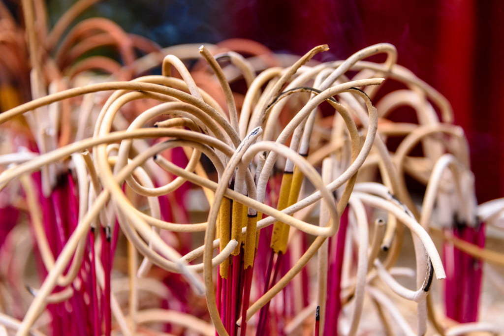 Thắp hương xong, t&agrave;n hương cong hay thẳng th&igrave; mới l&agrave; tốt? Th&igrave; ra nhiều người đang hiểu sai- Ảnh 1.